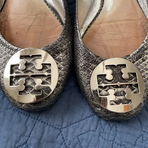 Tory Burch ballet slipper with silver TB emblem in snake print leather. Size 8.5 - Picture 2 of 4